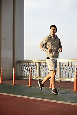 포토 JPG 주간 전신 남자 서울 한명 성인 야외 30대 조깅 운동 건강관리 한국인 한강 반포대교 한강공원 남자만 남자한명만 성인남자만 국내포토 자연요소 1 공원 한국 건강 관리 사람 동양인 장년 다리_건축물 랜드마크 성인만 파일형식