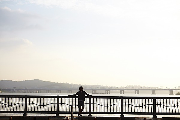 포토 JPG 주간 전신 남자 난간 서울 한명 서기 성인 야외 30대 운동 건강관리 기댐 한국인 한강 반포대교 한강공원 남자만 남자한명만 성인남자만 국내포토 자연요소 1 공원 모션 한국 건강 관리 사람 동양인 장년 다리_건축물 랜드마크 성인만 파일형식