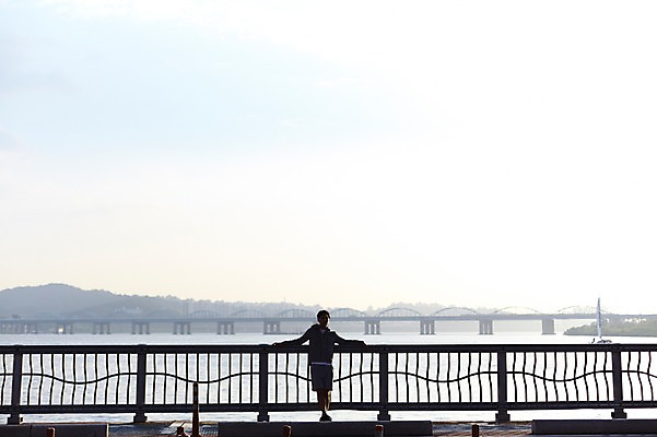 포토 JPG 주간 전신 남자 난간 서울 한명 서기 성인 야외 30대 운동 건강관리 기댐 한국인 한강 반포대교 한강공원 남자만 남자한명만 성인남자만 국내포토 자연요소 1 공원 모션 한국 건강 관리 사람 동양인 장년 다리_건축물 랜드마크 성인만 파일형식