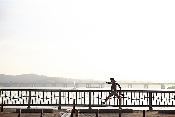 포토 JPG 주간 전신 남자 난간 서울 한명 성인 야외 30대 달리기 운동 건강관리 점프 한국인 한강 반포대교 한강공원 남자만 남자한명만 성인남자만 국내포토 자연요소 1 공원 모션 한국 건강 관리 사람 동양인 장년 다리_건축물 랜드마크 성인만 파일형식