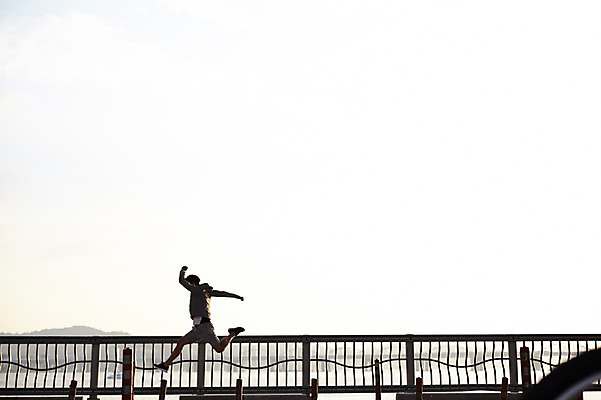 포토 JPG 주간 전신 남자 난간 서울 한명 성인 야외 30대 달리기 운동 건강관리 점프 한국인 한강 반포대교 한강공원 남자만 남자한명만 성인남자만 국내포토 자연요소 1 공원 모션 한국 건강 관리 사람 동양인 장년 다리_건축물 랜드마크 성인만 파일형식