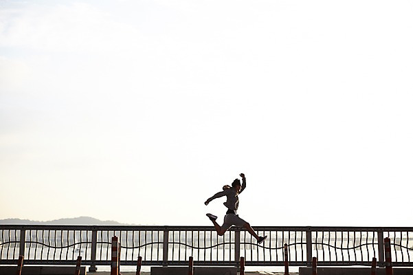 포토 JPG 주간 전신 남자 난간 서울 한명 성인 야외 30대 달리기 운동 건강관리 점프 한국인 한강 반포대교 한강공원 남자만 남자한명만 성인남자만 국내포토 자연요소 1 공원 모션 한국 건강 관리 사람 동양인 장년 다리_건축물 랜드마크 성인만 파일형식