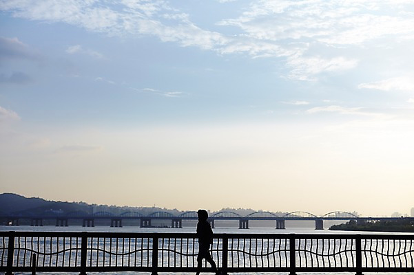 포토 JPG 주간 전신 남자 난간 서울 한명 성인 야외 30대 조깅 운동 건강관리 한국인 한강 반포대교 한강공원 남자만 남자한명만 성인남자만 국내포토 자연요소 1 공원 한국 건강 관리 사람 동양인 장년 다리_건축물 랜드마크 성인만 파일형식