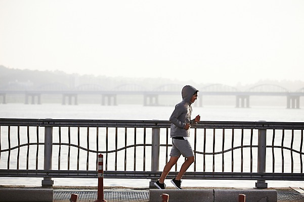 포토 JPG 주간 전신 남자 난간 서울 한명 성인 야외 30대 조깅 운동 건강관리 한국인 한강 반포대교 한강공원 남자만 남자한명만 성인남자만 국내포토 자연요소 1 공원 한국 건강 관리 사람 동양인 장년 다리_건축물 랜드마크 성인만 파일형식