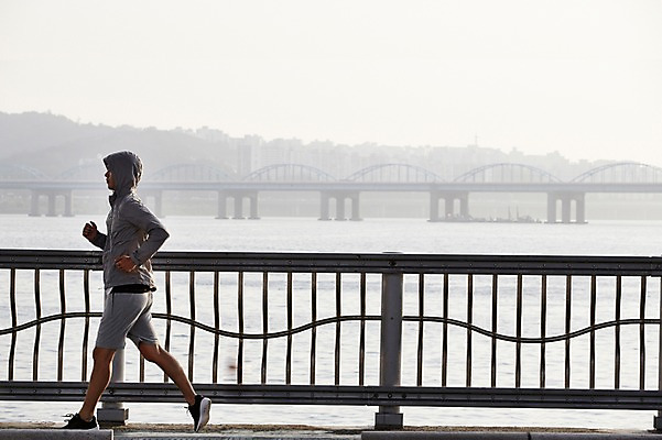 포토 JPG 주간 전신 남자 난간 서울 한명 성인 야외 30대 조깅 운동 건강관리 한국인 한강 반포대교 한강공원 남자만 남자한명만 성인남자만 국내포토 자연요소 1 공원 한국 건강 관리 사람 동양인 장년 다리_건축물 랜드마크 성인만 파일형식