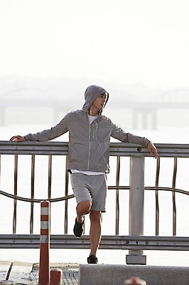 포토 JPG 주간 전신 남자 난간 서울 한명 성인 야외 30대 조깅 운동 건강관리 기댐 한국인 한강 반포대교 한강공원 남자만 남자한명만 성인남자만 국내포토 자연요소 1 공원 모션 한국 건강 관리 사람 동양인 장년 다리_건축물 랜드마크 성인만 파일형식