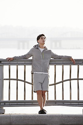 포토 JPG 주간 전신 남자 난간 서울 한명 성인 야외 30대 운동 건강관리 기댐 한국인 한강 반포대교 한강공원 남자만 남자한명만 성인남자만 국내포토 자연요소 1 공원 모션 한국 건강 관리 사람 동양인 장년 다리_건축물 랜드마크 성인만 파일형식