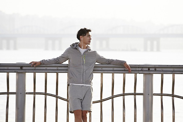 포토 JPG 주간 남자 난간 서울 한명 성인 야외 30대 운동 건강관리 기댐 한국인 한강 반포대교 한강공원 남자만 남자한명만 성인남자만 국내포토 자연요소 1 공원 모션 한국 건강 관리 사람 동양인 장년 다리_건축물 랜드마크 성인만 파일형식