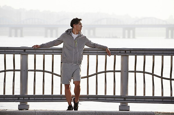 포토 JPG 주간 전신 남자 난간 서울 한명 성인 야외 30대 운동 건강관리 기댐 한국인 한강 반포대교 한강공원 남자만 남자한명만 성인남자만 국내포토 자연요소 1 공원 모션 한국 건강 관리 사람 동양인 장년 다리_건축물 랜드마크 성인만 파일형식