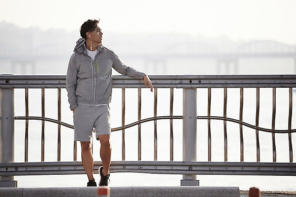 포토 JPG 주간 전신 남자 난간 서울 한명 성인 야외 30대 운동 건강관리 기댐 한국인 한강 반포대교 한강공원 남자만 남자한명만 성인남자만 국내포토 자연요소 1 공원 모션 한국 건강 관리 사람 동양인 장년 다리_건축물 랜드마크 성인만 파일형식