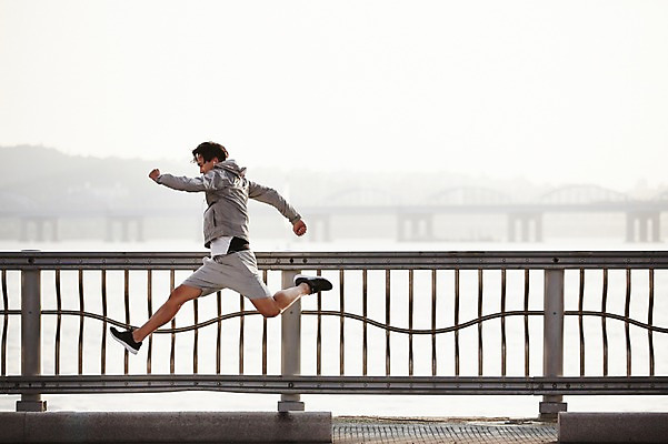포토 JPG 주간 전신 남자 난간 서울 한명 성인 야외 30대 달리기 운동 건강관리 점프 한국인 한강 반포대교 한강공원 남자만 남자한명만 성인남자만 국내포토 자연요소 1 공원 모션 한국 건강 관리 사람 동양인 장년 다리_건축물 랜드마크 성인만 파일형식