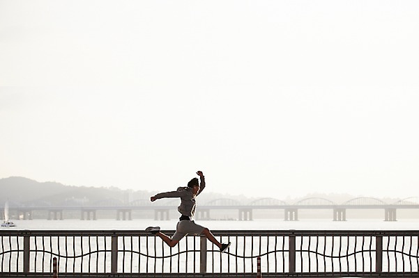 포토 JPG 주간 전신 남자 난간 서울 한명 성인 야외 30대 달리기 운동 건강관리 점프 한국인 한강 반포대교 한강공원 남자만 남자한명만 성인남자만 국내포토 자연요소 1 공원 모션 한국 건강 관리 사람 동양인 장년 다리_건축물 랜드마크 성인만 파일형식
