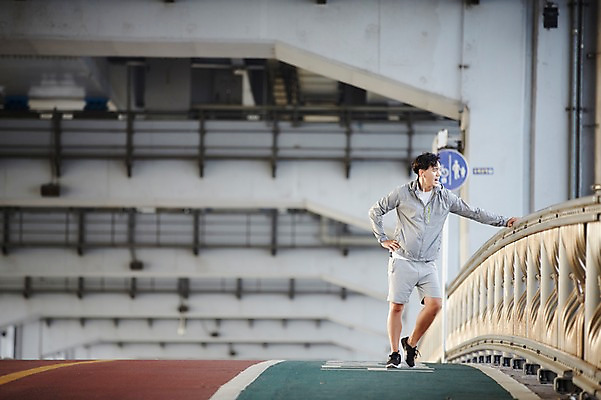 포토 JPG 주간 전신 남자 난간 서울 한명 성인 야외 30대 운동 건강관리 기댐 한국인 한강 반포대교 한강공원 남자만 남자한명만 성인남자만 국내포토 자연요소 1 공원 모션 한국 건강 관리 사람 동양인 장년 다리_건축물 랜드마크 성인만 파일형식