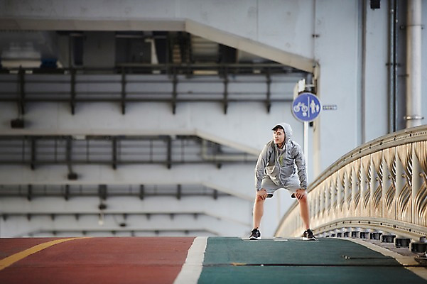 포토 JPG 주간 전신 남자 서울 한명 성인 야외 앞모습 30대 운동 건강관리 한국인 한강 반포대교 한강공원 남자만 남자한명만 성인남자만 국내포토 자연요소 1 공원 뷰포인트 한국 건강 관리 사람 동양인 장년 다리_건축물 랜드마크 성인만 파일형식