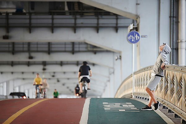 포토 JPG 주간 전신 남자 난간 서울 한명 성인 야외 30대 운동 건강관리 기댐 한국인 한강 반포대교 한강공원 남자만 남자한명만 성인남자만 국내포토 자연요소 1 공원 모션 한국 건강 관리 사람 동양인 장년 다리_건축물 랜드마크 성인만 파일형식