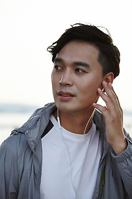 포토 JPG 주간 남자 이어폰 한명 성인 야외 30대 운동 건강관리 음악감상 한국인 한강 반포대교 한강공원 남자만 남자한명만 성인남자만 국내포토 자연요소 1 공원 음향기기 서울 건강 관리 사람 동양인 장년 감상 다리_건축물 랜드마크 성인만 파일형식