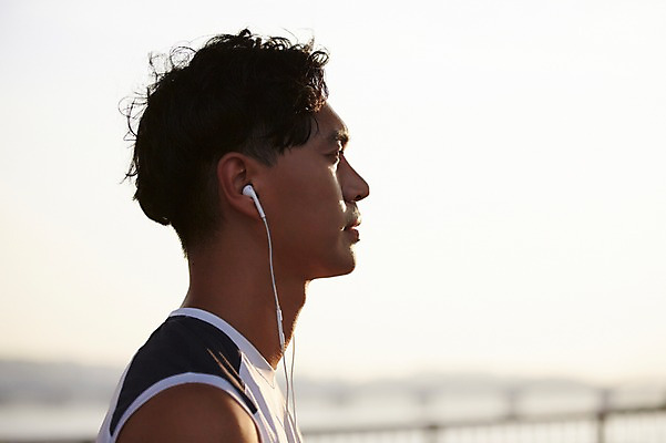 포토 JPG 주간 남자 이어폰 서울 한명 성인 야외 30대 운동 건강관리 음악감상 한국인 한강 반포대교 한강공원 남자만 남자한명만 성인남자만 국내포토 자연요소 1 공원 음향기기 한국 건강 관리 사람 동양인 장년 감상 다리_건축물 랜드마크 성인만 파일형식