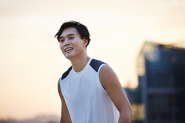 포토 JPG 주간 남자 서울 한명 성인 야외 30대 운동 건강관리 한국인 한강 반포대교 한강공원 남자만 남자한명만 성인남자만 국내포토 자연요소 1 공원 한국 건강 관리 사람 동양인 장년 다리_건축물 랜드마크 성인만 파일형식