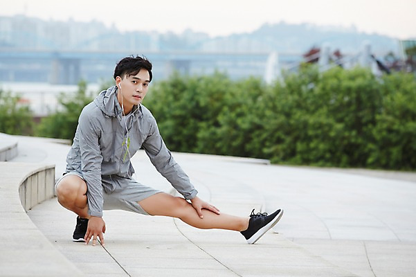 포토 JPG 주간 남자 이어폰 서울 한명 성인 야외 30대 운동 건강관리 스트레칭 음악감상 한국인 한강 반포대교 한강공원 남자만 남자한명만 성인남자만 국내포토 자연요소 1 공원 음향기기 한국 건강 관리 사람 동양인 장년 감상 다리_건축물 랜드마크 성인만 파일형식