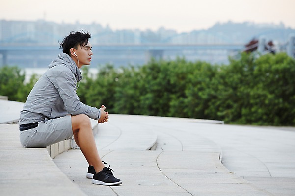 포토 JPG 주간 남자 이어폰 휴식 서울 한명 앉기 성인 야외 옆모습 30대 운동 건강관리 계단 음악감상 한국인 한강 반포대교 한강공원 남자만 남자한명만 성인남자만 국내포토 자연요소 1 공원 뷰포인트 음향기기 컨셉 모션 한국 건강 관리 사람 동양인 장년 감상 다리_건축물 랜드마크 성인만 파일형식