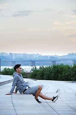포토 JPG 주간 남자 이어폰 휴식 서울 한명 앉기 성인 야외 옆모습 30대 운동 건강관리 계단 음악감상 한국인 한강 반포대교 한강공원 남자만 남자한명만 성인남자만 국내포토 자연요소 1 공원 뷰포인트 음향기기 컨셉 모션 한국 건강 관리 사람 동양인 장년 감상 다리_건축물 랜드마크 성인만 파일형식