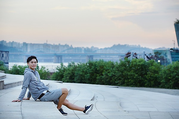 포토 JPG 주간 남자 이어폰 휴식 서울 한명 앉기 성인 야외 옆모습 30대 운동 건강관리 계단 음악감상 한국인 한강 반포대교 한강공원 남자만 남자한명만 성인남자만 국내포토 자연요소 1 공원 뷰포인트 음향기기 컨셉 모션 한국 건강 관리 사람 동양인 장년 감상 다리_건축물 랜드마크 성인만 파일형식