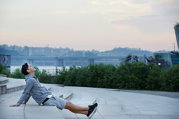 포토 JPG 주간 남자 이어폰 휴식 서울 한명 앉기 성인 야외 옆모습 30대 운동 건강관리 계단 음악감상 한국인 한강 반포대교 한강공원 남자만 남자한명만 성인남자만 국내포토 자연요소 1 공원 뷰포인트 음향기기 컨셉 모션 한국 건강 관리 사람 동양인 장년 감상 다리_건축물 랜드마크 성인만 파일형식