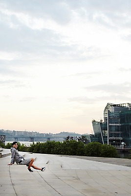 포토 JPG 주간 남자 휴식 서울 한명 앉기 성인 야외 옆모습 30대 운동 건강관리 계단 한국인 한강 반포대교 한강공원 남자만 남자한명만 성인남자만 국내포토 자연요소 1 공원 뷰포인트 컨셉 모션 한국 건강 관리 사람 동양인 장년 다리_건축물 랜드마크 성인만 파일형식