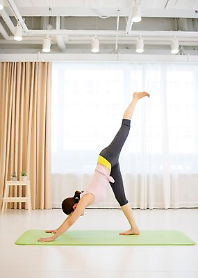 포토 JPG 스튜디오촬영 전신 우먼라이프 여자 여유 요가 실내 한명 성인 옆모습 30대 운동 한국인 매트 다리들기 여자만 성인여자한명만 국내포토 1 라이프스타일 웰빙 감정 뷰포인트 모션 건강 사람 동양인 내부 장년 여자한명만 성인여자만 파일형식