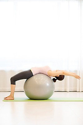 포토 JPG 스튜디오촬영 전신 우먼라이프 여자 여유 요가 실내 한명 성인 옆모습 30대 눕기 운동 한국인 매트 짐볼 여자만 성인여자한명만 국내포토 1 라이프스타일 웰빙 감정 뷰포인트 모션 건강 사람 동양인 내부 장년 여자한명만 성인여자만 파일형식