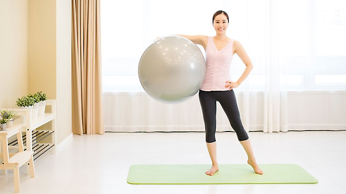 포토 JPG 스튜디오촬영 전신 우먼라이프 여자 여유 요가 실내 한명 서기 미소 들기 성인 앞모습 30대 운동 한국인 매트 짐볼 여자만 성인여자한명만 국내포토 1 라이프스타일 웰빙 감정 뷰포인트 모션 표정 건강 사람 동양인 내부 장년 여자한명만 성인여자만 파일형식