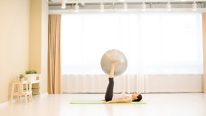 포토 JPG 스튜디오촬영 전신 우먼라이프 여자 여유 요가 실내 한명 성인 옆모습 30대 눕기 운동 한국인 매트 짐볼 다리들기 여자만 성인여자한명만 국내포토 1 라이프스타일 웰빙 감정 뷰포인트 모션 건강 사람 동양인 내부 장년 여자한명만 성인여자만 파일형식