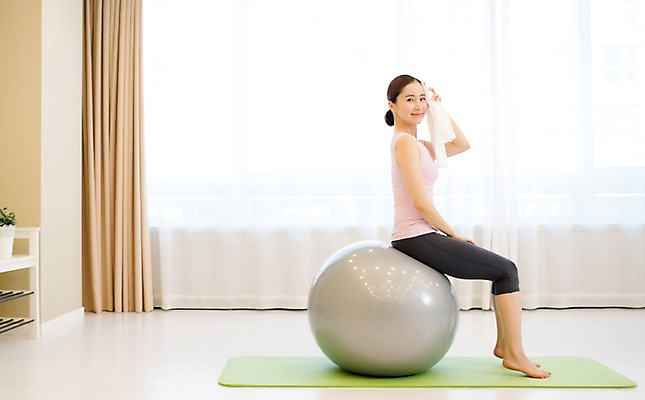 포토 JPG 스튜디오촬영 전신 우먼라이프 여자 여유 요가 휴식 실내 한명 미소 앉기 성인 옆모습 30대 운동 한국인 매트 짐볼 여자만 성인여자한명만 국내포토 1 라이프스타일 웰빙 감정 뷰포인트 컨셉 모션 표정 건강 사람 동양인 내부 장년 여자한명만 성인여자만 파일형식