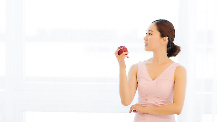 포토 JPG 스튜디오촬영 우먼라이프 여자 여유 요가 실내 한명 들기 상반신 성인 앞모습 30대 운동 한국인 사과 여자만 성인여자한명만 국내포토 1 라이프스타일 웰빙 감정 뷰포인트 과일 모션 건강 사람 동양인 내부 장년 여자한명만 성인여자만 파일형식