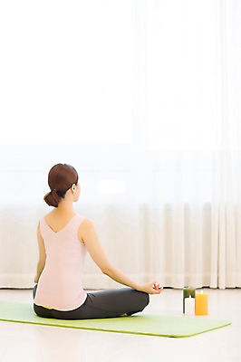 포토 JPG 스튜디오촬영 우먼라이프 여자 여유 요가 휴식 실내 한명 앉기 성인 뒷모습 30대 운동 한국인 매트 명상 여자만 성인여자한명만 국내포토 1 라이프스타일 웰빙 감정 뷰포인트 컨셉 모션 건강 사람 동양인 내부 장년 여자한명만 성인여자만 파일형식