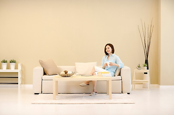 포토 JPG 스튜디오촬영 전신 우먼라이프 여자 여유 티타임 휴식 실내 한명 미소 앉기 성인 앞모습 30대 소파 한국인 여자만 성인여자한명만 국내포토 1 라이프스타일 감정 뷰포인트 컨셉 의자 모션 표정 사람 동양인 내부 장년 여자한명만 성인여자만 파일형식