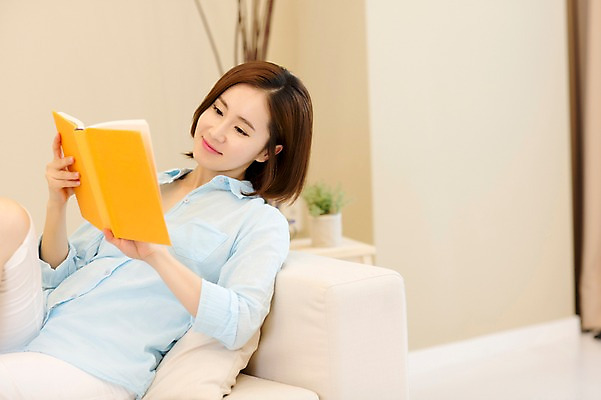 포토 JPG 스튜디오촬영 우먼라이프 여자 여유 휴식 실내 한명 미소 들기 상반신 성인 앞모습 책 30대 소파 독서 한국인 여자만 성인여자한명만 국내포토 1 라이프스타일 감정 뷰포인트 컨셉 의자 모션 표정 사람 동양인 내부 장년 여자한명만 성인여자만 파일형식