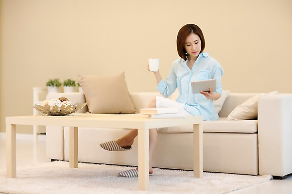 포토 JPG 스튜디오촬영 전신 우먼라이프 여자 여유 티타임 휴식 실내 한명 들기 앉기 성인 앞모습 30대 소파 태블릿 한국인 여자만 성인여자한명만 국내포토 1 라이프스타일 감정 뷰포인트 컨셉 의자 모션 사람 동양인 내부 장년 전자제품 스마트기기 여자한명만 성인여자만 파일형식