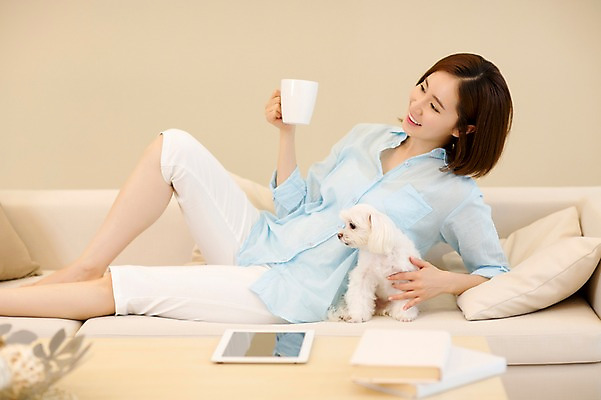 포토 JPG 스튜디오촬영 전신 한마리 우먼라이프 여자 반려견 여유 커피 티타임 휴식 실내 한명 미소 들기 성인 옆모습 30대 소파 눕기 한국인 강아지 반려 여자만 성인여자한명만 펫팸족 국내포토 1 라이프스타일 감정 음료 뷰포인트 컨셉 의자 모션 표정 사람 동양인 내부 장년 반려동물 개 신조어 여자한명만 성인여자만 파일형식