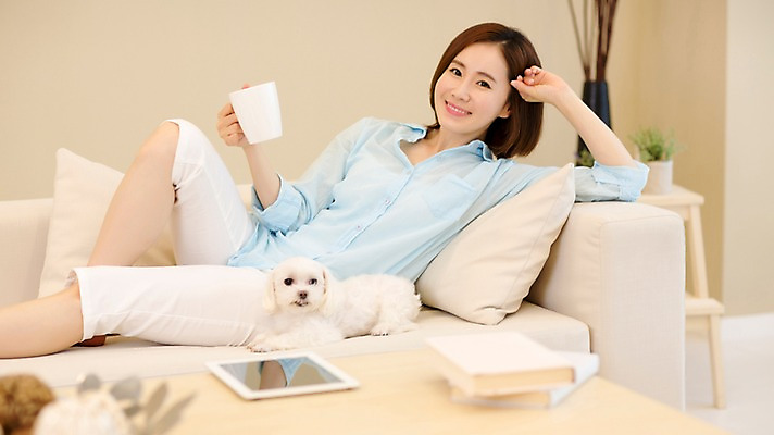 포토 JPG 스튜디오촬영 한마리 우먼라이프 여자 반려견 여유 커피 티타임 휴식 실내 한명 미소 들기 상반신 성인 앞모습 30대 소파 눕기 한국인 강아지 반려 여자만 성인여자한명만 펫팸족 국내포토 1 라이프스타일 감정 음료 뷰포인트 컨셉 의자 모션 표정 사람 동양인 내부 장년 반려동물 개 신조어 여자한명만 성인여자만 파일형식