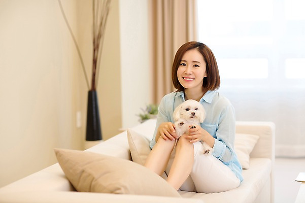 포토 JPG 스튜디오촬영 한마리 우먼라이프 여자 반려견 여유 안기 휴식 실내 한명 미소 앉기 상반신 성인 앞모습 30대 소파 한국인 강아지 반려 안식처 여자만 성인여자한명만 펫팸족 국내포토 1 라이프스타일 감정 뷰포인트 컨셉 의자 모션 표정 사람 동양인 내부 장년 반려동물 개 신조어 여자한명만 성인여자만 파일형식