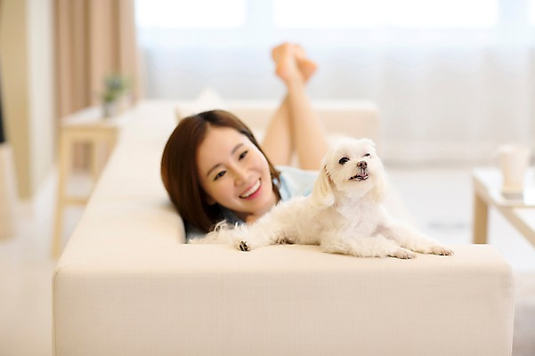 포토 JPG 스튜디오촬영 전신 한마리 우먼라이프 여자 반려견 여유 엎드리기 휴식 실내 한명 미소 성인 앞모습 30대 소파 한국인 강아지 반려 안식처 여자만 성인여자한명만 펫팸족 국내포토 1 라이프스타일 감정 뷰포인트 컨셉 의자 모션 표정 사람 동양인 내부 장년 반려동물 개 신조어 여자한명만 성인여자만 파일형식