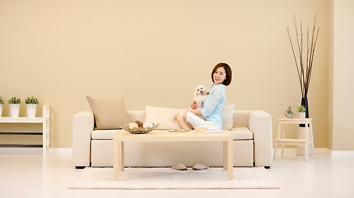 포토 JPG 스튜디오촬영 전신 한마리 우먼라이프 여자 반려견 여유 놀이 휴식 실내 한명 미소 앉기 성인 옆모습 30대 소파 한국인 강아지 반려 여자만 성인여자한명만 펫팸족 국내포토 1 라이프스타일 감정 뷰포인트 컨셉 의자 모션 표정 사람 동양인 내부 장년 반려동물 개 신조어 여자한명만 성인여자만 파일형식