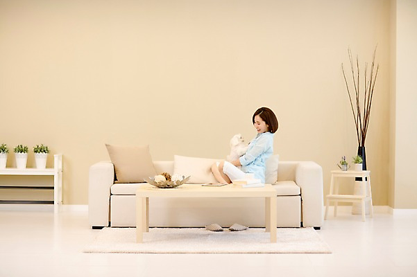 포토 JPG 스튜디오촬영 전신 한마리 우먼라이프 여자 반려견 여유 놀이 휴식 실내 한명 앉기 성인 옆모습 30대 소파 한국인 강아지 반려 여자만 성인여자한명만 펫팸족 국내포토 1 라이프스타일 감정 뷰포인트 컨셉 의자 모션 사람 동양인 내부 장년 반려동물 개 신조어 여자한명만 성인여자만 파일형식