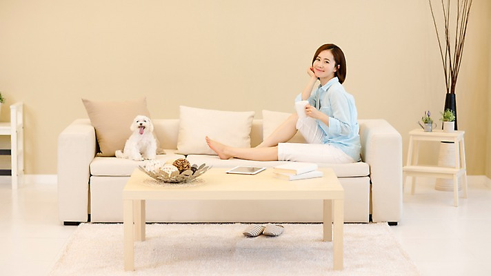 포토 JPG 스튜디오촬영 전신 한마리 우먼라이프 여자 반려견 여유 커피 티타임 휴식 실내 한명 미소 들기 앉기 성인 옆모습 30대 소파 한국인 강아지 반려 여자만 성인여자한명만 펫팸족 국내포토 1 라이프스타일 감정 음료 뷰포인트 컨셉 의자 모션 표정 사람 동양인 내부 장년 반려동물 개 신조어 여자한명만 성인여자만 파일형식