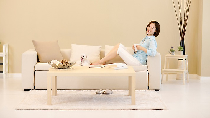 포토 JPG 스튜디오촬영 전신 한마리 우먼라이프 여자 반려견 여유 커피 티타임 휴식 실내 한명 미소 들기 앉기 성인 옆모습 30대 소파 한국인 강아지 반려 여자만 성인여자한명만 펫팸족 국내포토 1 라이프스타일 감정 음료 뷰포인트 컨셉 의자 모션 표정 사람 동양인 내부 장년 반려동물 개 신조어 여자한명만 성인여자만 파일형식