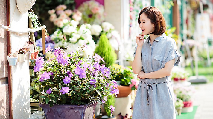 포토 JPG 주간 우먼라이프 여자 꽃 여유 한명 서기 상반신 성인 야외 앞모습 30대 쇼핑 한국인 꽃집 여자만 성인여자한명만 국내포토 자연요소 식물 1 라이프스타일 감정 뷰포인트 모션 사람 동양인 장년 상점 여자한명만 성인여자만 파일형식