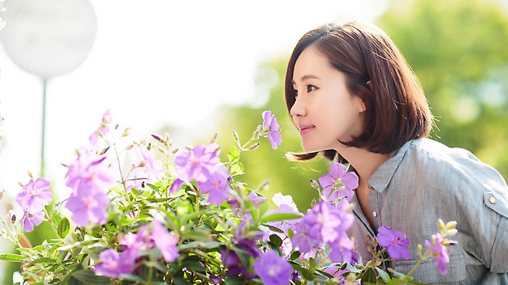 포토 JPG 주간 우먼라이프 여자 꽃 여유 한명 서기 상반신 성인 야외 옆모습 30대 쇼핑 한국인 꽃집 향기 여자만 성인여자한명만 국내포토 자연요소 식물 1 라이프스타일 감정 뷰포인트 모션 사람 동양인 장년 상점 냄새 여자한명만 성인여자만 파일형식