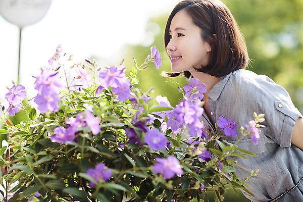 포토 JPG 주간 우먼라이프 여자 꽃 여유 한명 서기 미소 상반신 성인 야외 옆모습 30대 쇼핑 한국인 꽃집 향기 여자만 성인여자한명만 국내포토 자연요소 식물 1 라이프스타일 감정 뷰포인트 모션 표정 사람 동양인 장년 상점 냄새 여자한명만 성인여자만 파일형식