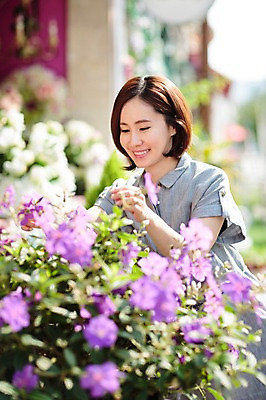 포토 JPG 주간 우먼라이프 여자 꽃 여유 한명 서기 미소 상반신 성인 야외 앞모습 30대 쇼핑 한국인 꽃집 여자만 성인여자한명만 국내포토 자연요소 식물 1 라이프스타일 감정 뷰포인트 모션 표정 사람 동양인 장년 상점 여자한명만 성인여자만 파일형식